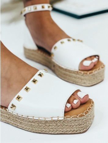 Női fehér espadrilles "szegecsekkel"